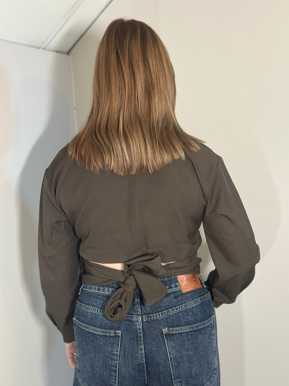 Bruine blouse met strik op de rug