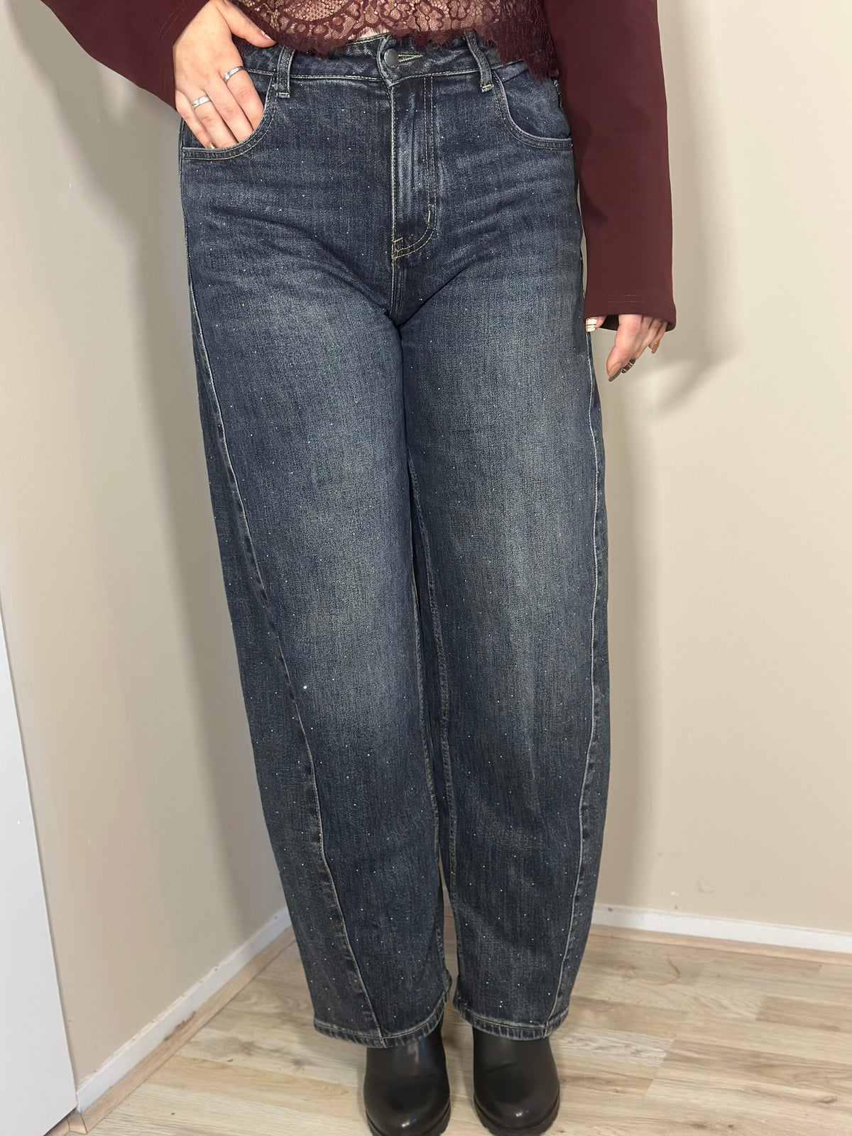Donkerblauwe balloon jeans met subtiele glitters