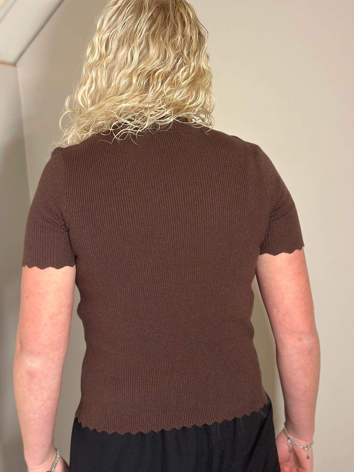 Bruine ribtop met korte mouwen