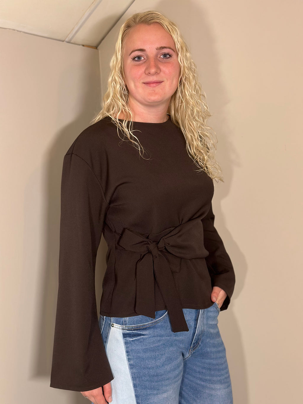 Bruine top met strikdetail