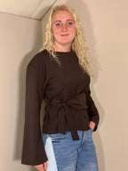 Bruine top met strikdetail