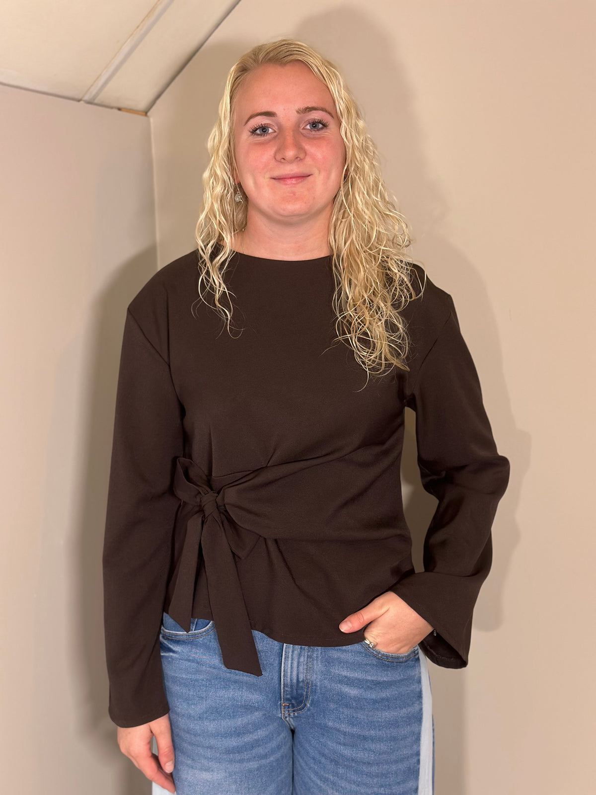 Bruine top met strikdetail