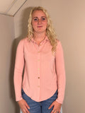 Roze blouse met goudkleurige knopen