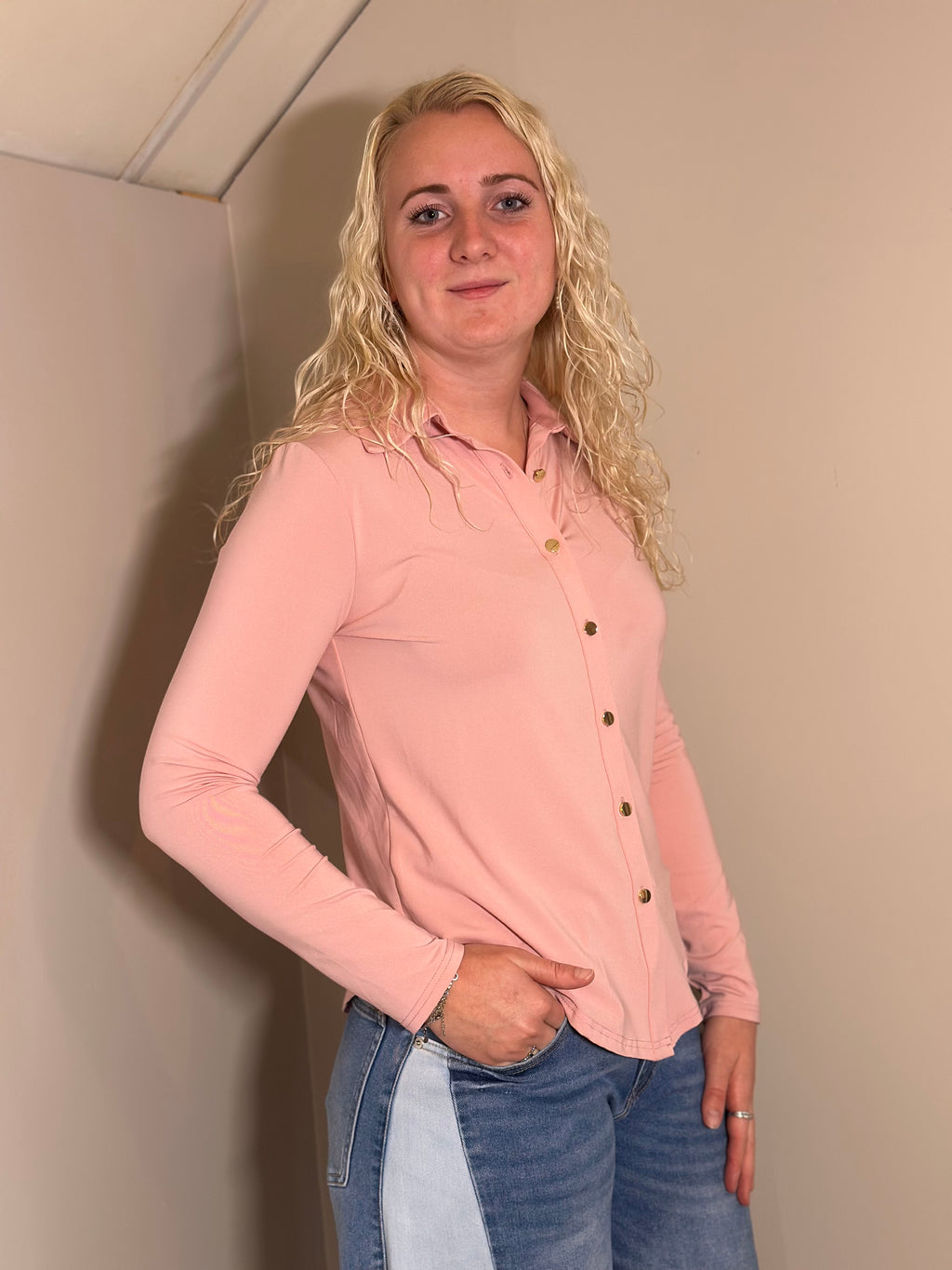 Roze blouse met goudkleurige knopen
