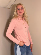 Roze blouse met goudkleurige knopen
