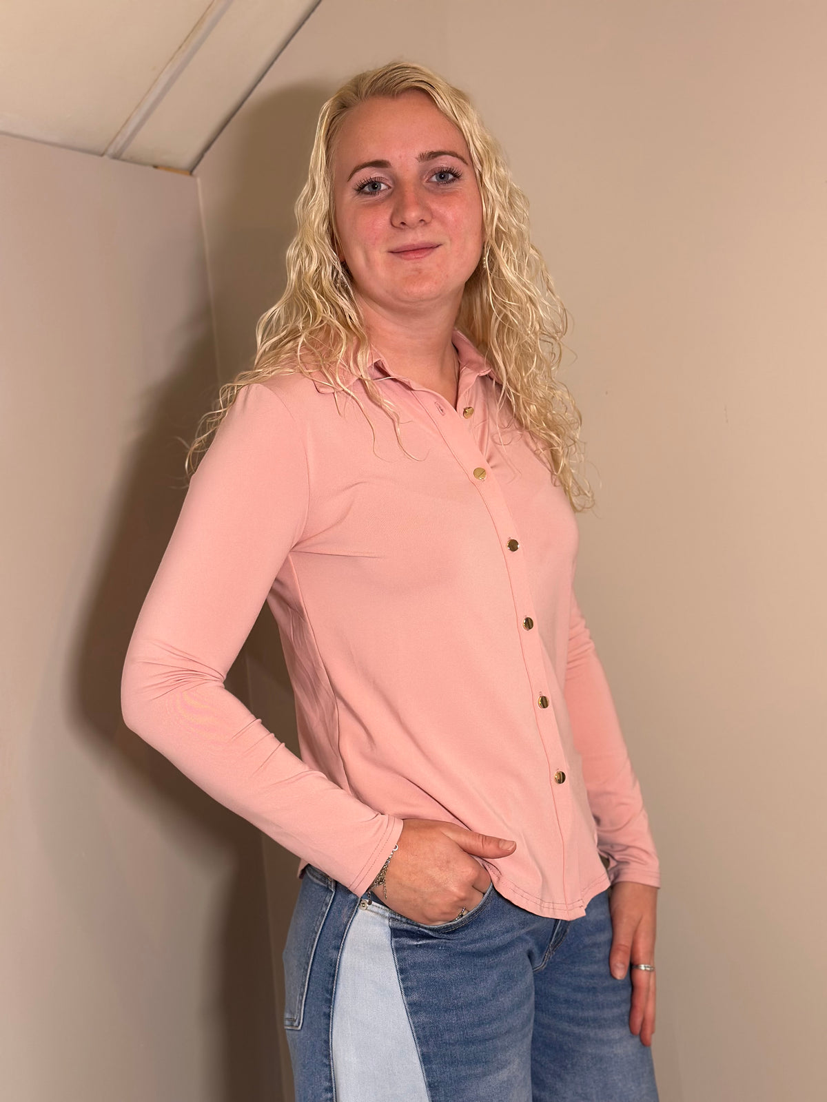 Roze blouse met goudkleurige knopen