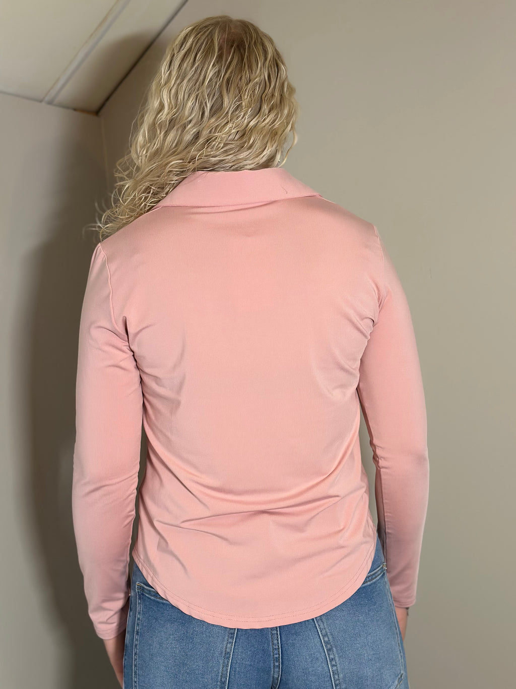 Roze blouse met goudkleurige knopen