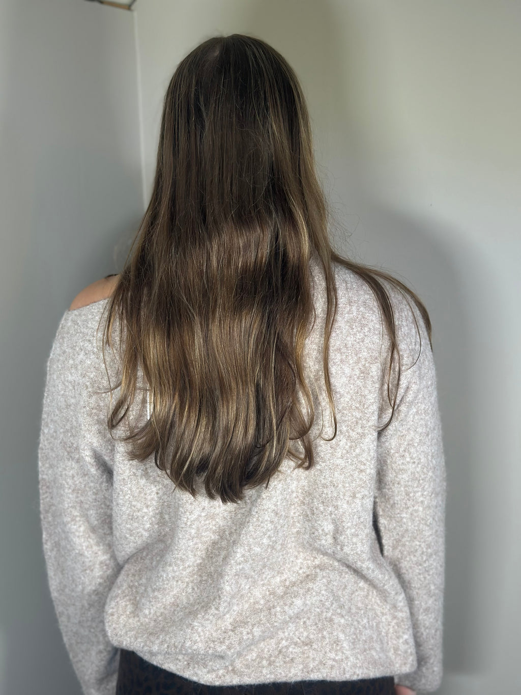 Taupe trui met open schouder