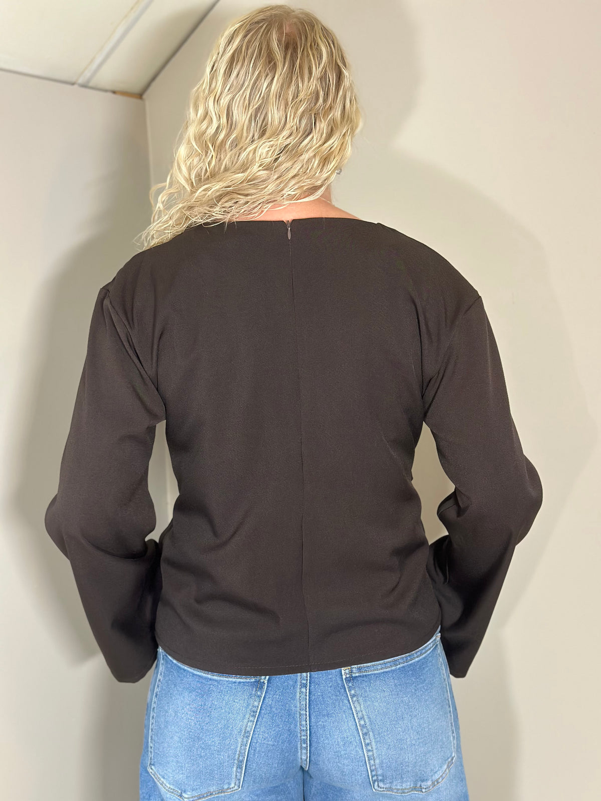 Bruine top met strikdetail
