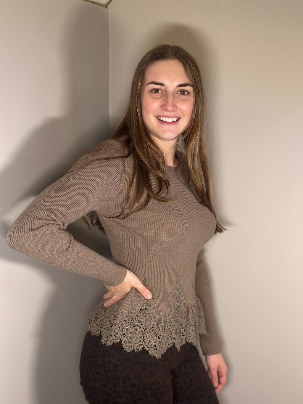 Khaki ribtop met kanten rand