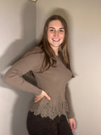 Khaki ribtop met kanten rand