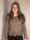 Khaki ribtop met kanten rand