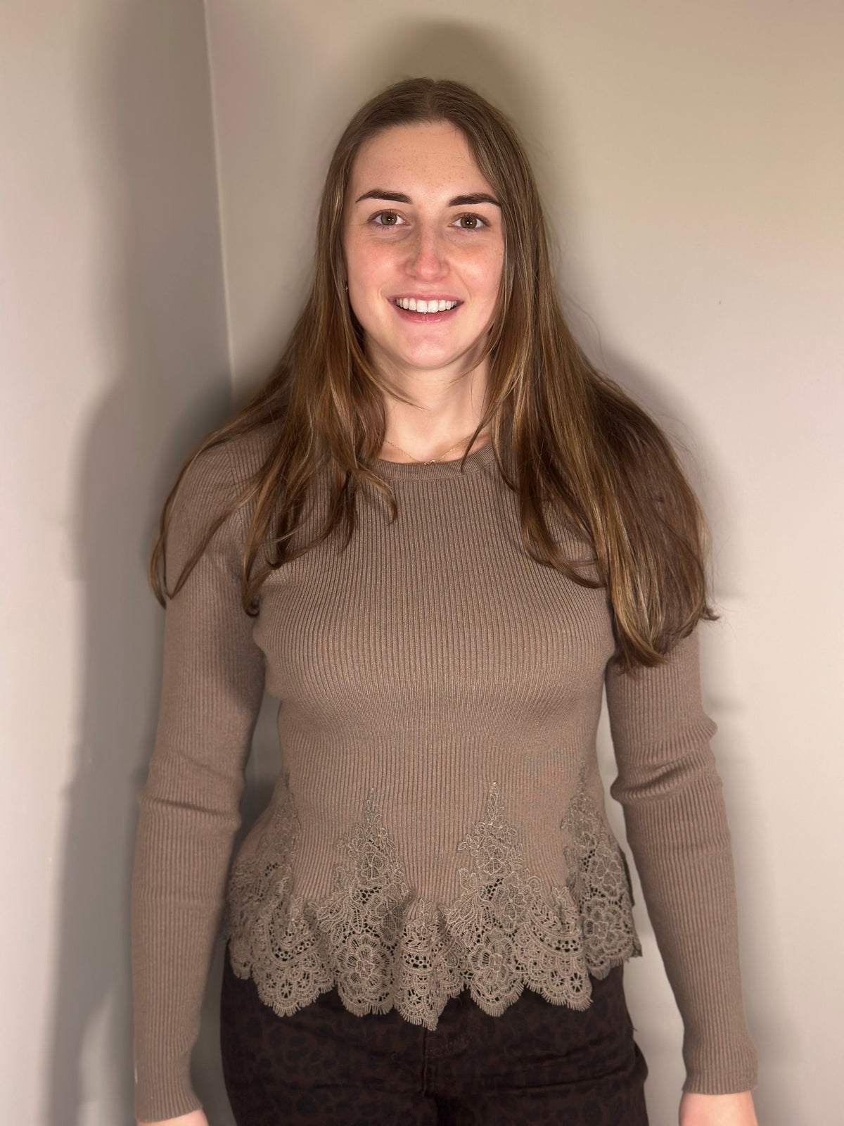 Khaki ribtop met kanten rand