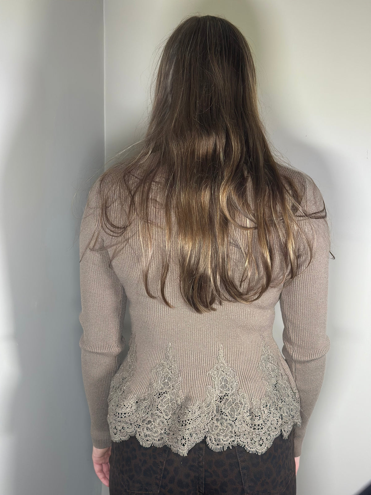 Khaki ribtop met kanten rand
