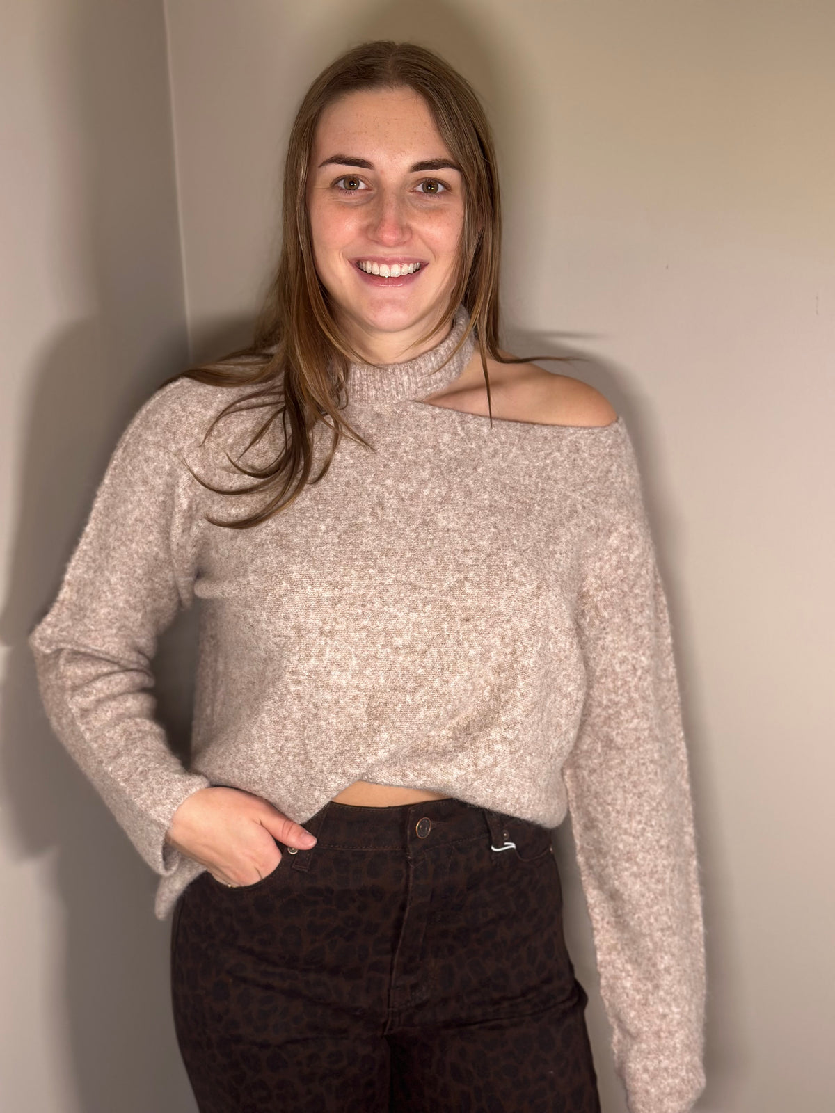Taupe trui met open schouder